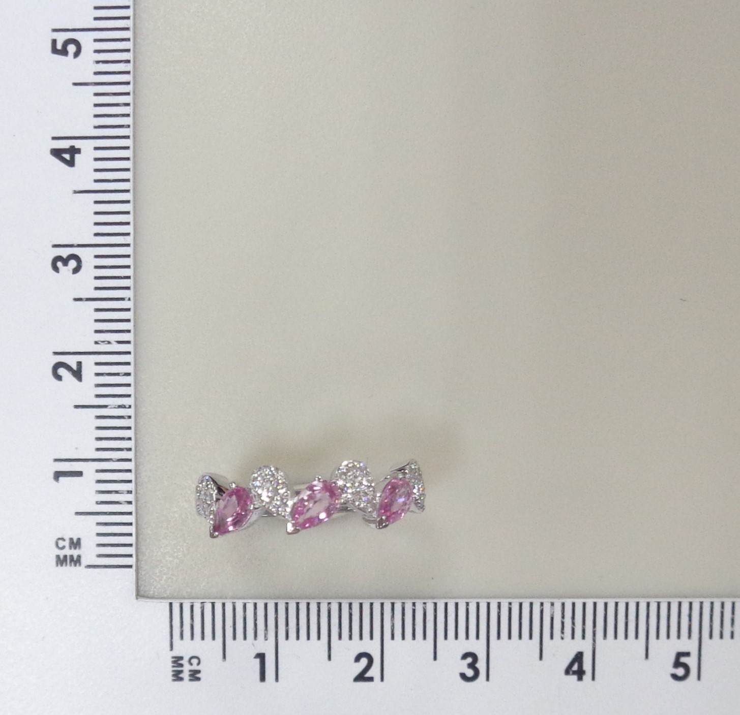 Кольцо из белого золота с розовыми сапфирами